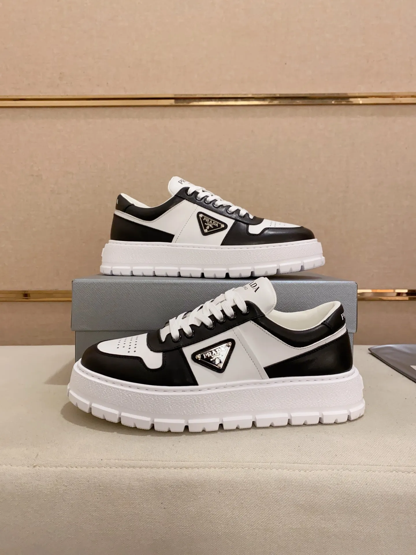 Men's shoes💰 620💰 ✔️✔️✔️Higher version High-quality new PRADA counters are launched simultaneously. The new men's shoes and 😘fabrics are selected from first-layer cowhide and are made by pure handicrafts. Lining: Full cowhide lining. 👍🏿 High-end ☄️ air-cushion molded anti-slip rubber outsole, exquisite lines, simple and elegant, comfortable and high-end for leisure travel. Code number: 38 to 44